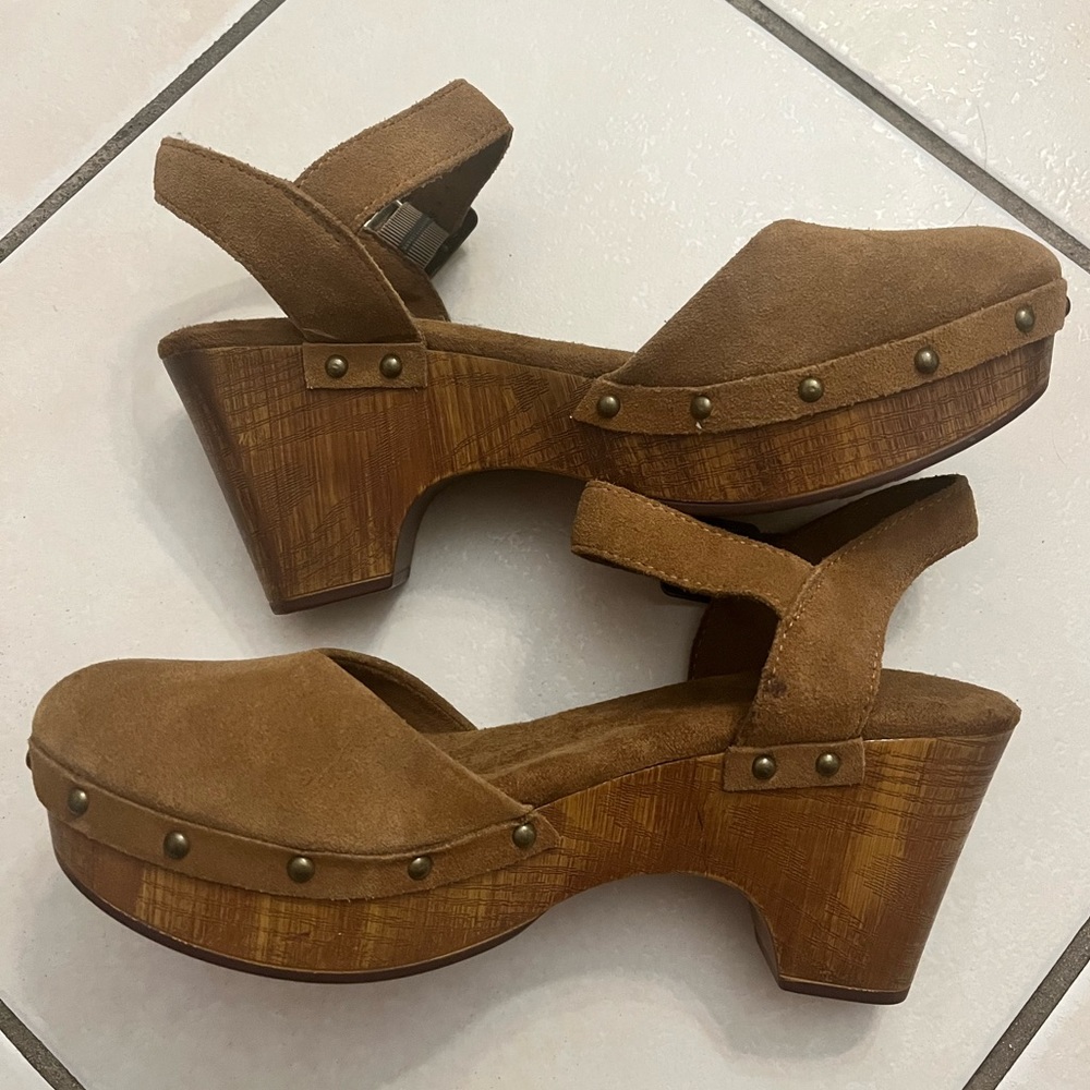 House of Harlow 1960 brown suede clogs - NWT